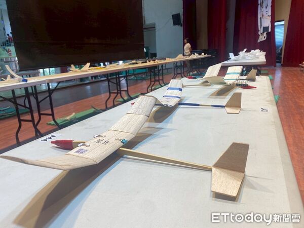 ▲台南140支隊伍參加手擲機創作競賽，學生現場調整、拋擲拚成績。（記者林東良翻攝，下同）