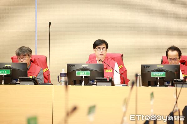 ▲▼高雄市政府災害應變中心今（11）日下午召開鳳凰颱風第一次工作會議，市長陳其邁親自主持會議，了解各地情形與防災整備情形。（圖／記者賴文萱翻攝）