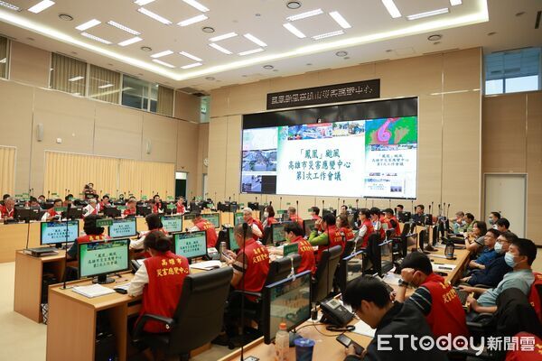 ▲▼高雄市政府災害應變中心今（11）日下午召開鳳凰颱風第一次工作會議，市長陳其邁親自主持會議，了解各地情形與防災整備情形。（圖／記者賴文萱翻攝）