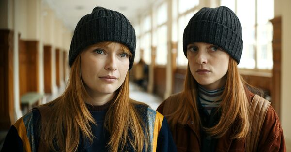 ▲卡蜜兒（左）和閨蜜梅蘭妮《天才琴手》飾演鋼琴家「普萊納姊妹」比雙胞胎還像雙胞胎。（圖／海鵬提供）