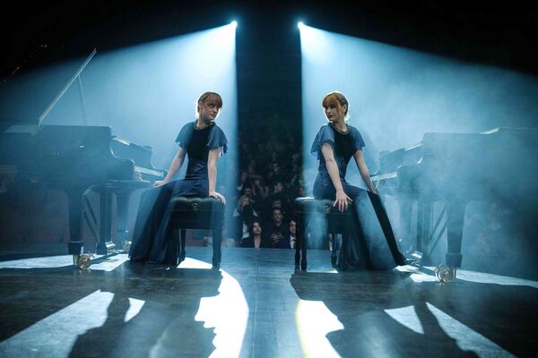 ▲卡蜜兒（左）和閨蜜梅蘭妮《天才琴手》飾演鋼琴家「普萊納姊妹」比雙胞胎還像雙胞胎。（圖／海鵬提供）