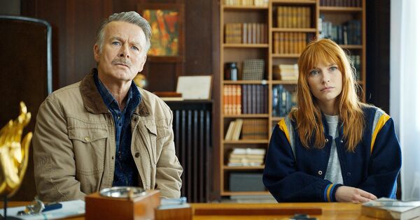 ▲卡蜜兒（左）和閨蜜梅蘭妮《天才琴手》飾演鋼琴家「普萊納姊妹」比雙胞胎還像雙胞胎。（圖／海鵬提供）