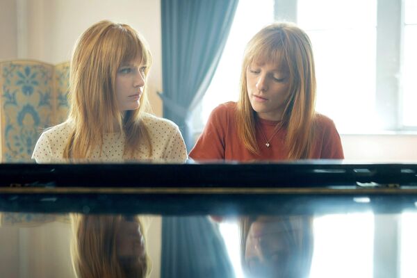 ▲卡蜜兒（左）和閨蜜梅蘭妮《天才琴手》飾演鋼琴家「普萊納姊妹」比雙胞胎還像雙胞胎。（圖／海鵬提供）