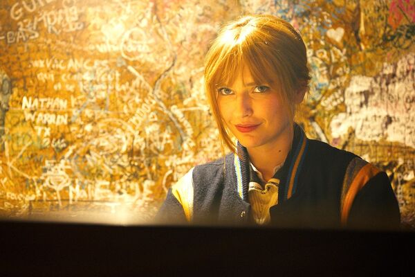 ▲卡蜜兒（左）和閨蜜梅蘭妮《天才琴手》飾演鋼琴家「普萊納姊妹」比雙胞胎還像雙胞胎。（圖／海鵬提供）