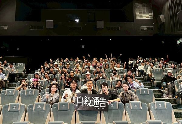 ▲《自殺通告》導演周冠威帶著演員林予晞、劉敬、張豐豪、白潤音、戴雅芝、黃迪揚一起會影迷。（圖／本萃電影提供）