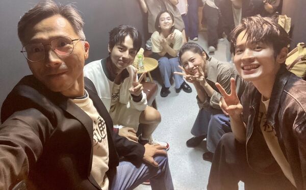 ▲《自殺通告》導演周冠威帶著演員林予晞、劉敬、張豐豪、白潤音、戴雅芝、黃迪揚一起會影迷。（圖／本萃電影提供）