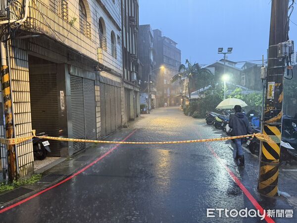 ▲瑞芳後火車站周邊再傳淹水 警急拉封鎖線管制。（圖／記者郭世賢翻攝）