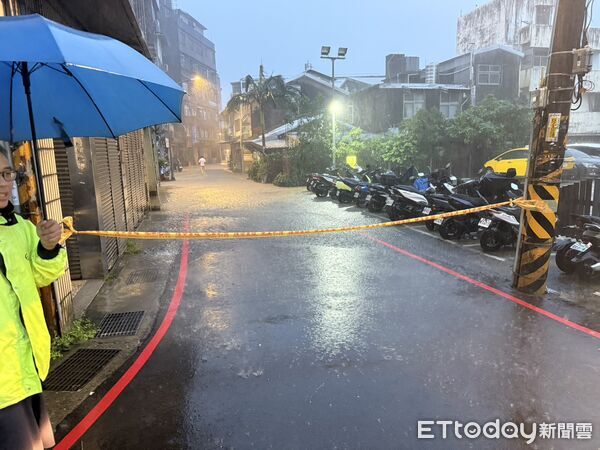 ▲瑞芳後火車站周邊再傳淹水 警急拉封鎖線管制。（圖／記者郭世賢翻攝）