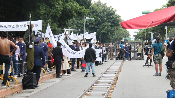 ▲電影《刻在你心底的名字》為拍攝前來瞻仰蔣經國總統儀容的人龍，劇組在北安路進行交通管制，鋪設長達30公尺的軌道進行拍攝。（圖／台北市影委會提供）