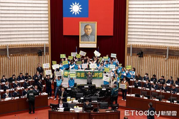 ▲高雄市議會在11日爆發推擠衝突，對於陳其邁離席，國民黨議員包圍主席台             。（圖／記者吳奕靖翻攝）