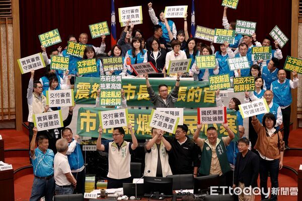 ▲高雄市議會在11日爆發推擠衝突，對於陳其邁離席，國民黨議員包圍主席台             。（圖／記者吳奕靖翻攝）