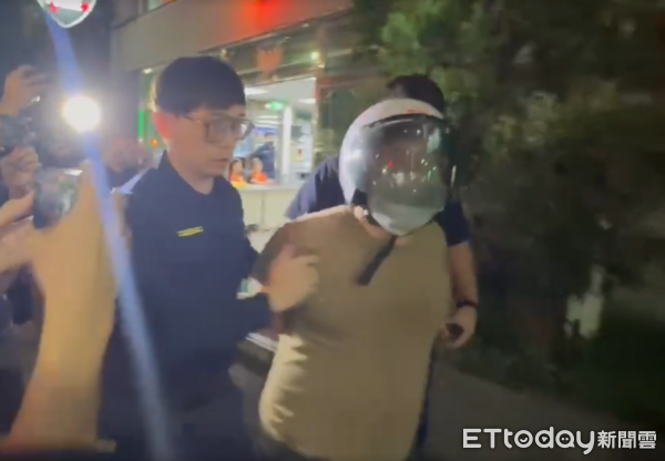 ▲曾男遭移送時情緒激動。（圖／記者陳以昇攝）