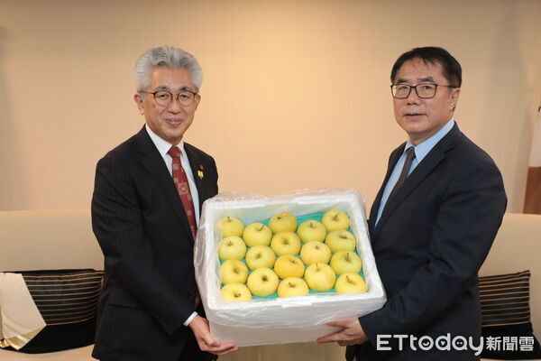 ▲弘前市長櫻田宏率團拜會台南市府，黃偉哲市長致贈感謝狀。（記者林東良翻攝，下同）