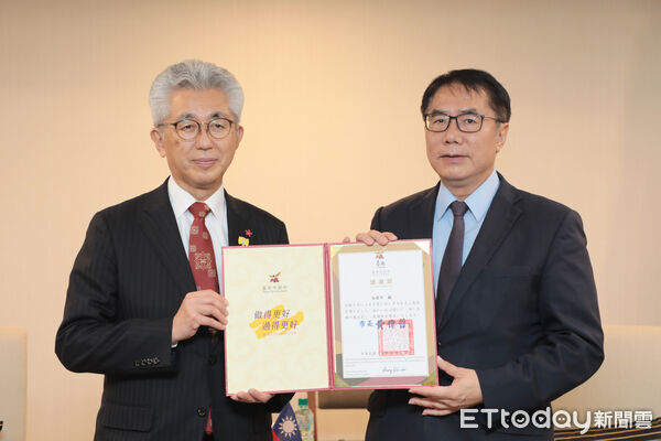 ▲弘前市長櫻田宏率團拜會台南市府，黃偉哲市長致贈感謝狀。（記者林東良翻攝，下同）