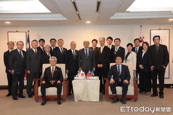 ▲弘前市長櫻田宏率團拜會台南市府，黃偉哲市長致贈感謝狀。（記者林東良翻攝，下同）