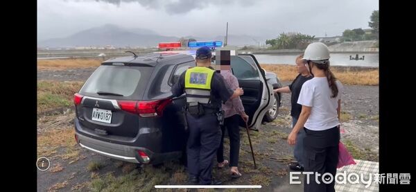 ▲枋寮警分局協助撤離低漥及山區住戶。（圖／記者陳崑福翻攝）