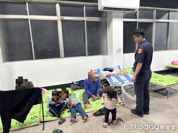 ▲枋寮警分局協助撤離低漥及山區住戶。（圖／記者陳崑福翻攝）