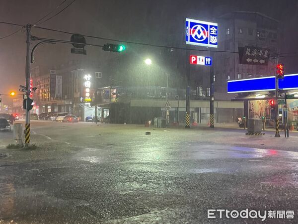 ▲鳳凰颱風狂炸宜蘭，羅東街道嚴重淹水。（圖／民眾提供）
