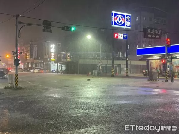 ▲鳳凰颱風狂炸宜蘭，羅東街道嚴重淹水。（圖／民眾提供）