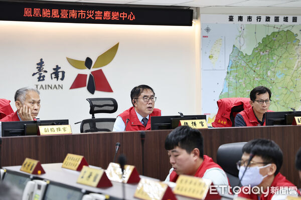 ▲台南市府晚間召開鳳凰颱風防颱會報，市長黃偉哲宣布12日停班停課。（記者林東良翻攝，下同）