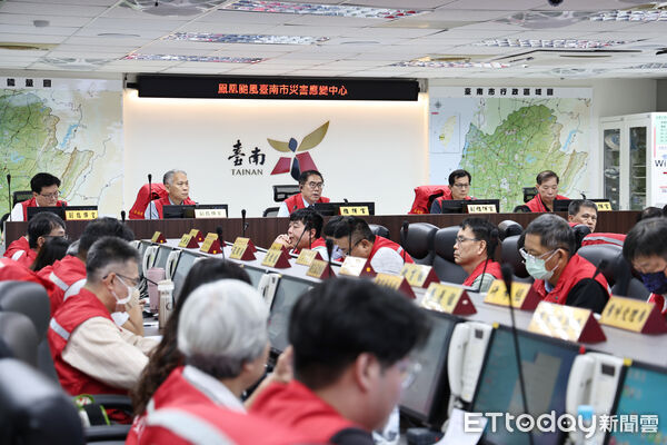 ▲台南市府晚間召開鳳凰颱風防颱會報，市長黃偉哲宣布12日停班停課。（記者林東良翻攝，下同）