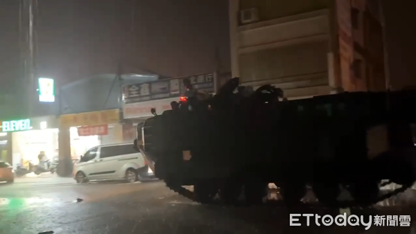 ▲▼宜蘭軍方出動AAV7兩棲突擊車，救援因暴雨受困的民眾。（圖／攝影中心翻攝）
