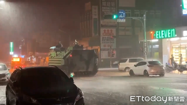 ▲▼宜蘭軍方出動AAV7兩棲突擊車，救援因暴雨受困的民眾。（圖／攝影中心翻攝）