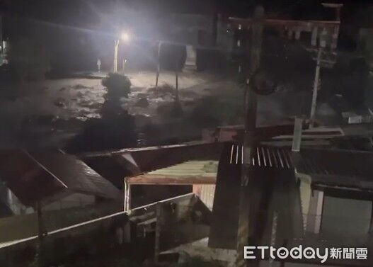 ▲▼花蓮馬太鞍溪暴漲衝入明利村，多戶受損、台9線中斷。（圖／民眾提供）