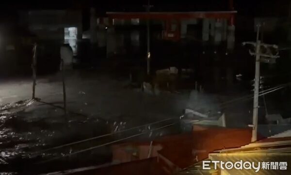 ▲▼花蓮馬太鞍溪暴漲衝入明利村，多戶受損、台9線中斷。（圖／民眾提供）