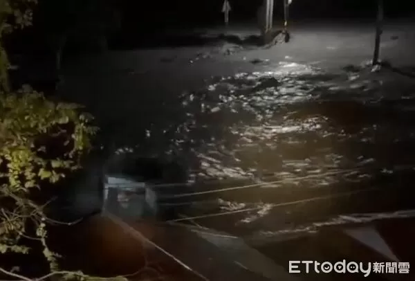 ▲▼花蓮馬太鞍溪暴漲衝入明利村，多戶受損、台9線中斷。（圖／民眾提供）