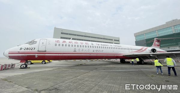 ▲桃園分署日前至桃園機場停機坪，對遠東航空一架MD-83型飛機進行查封強制作業。（圖／桃園分署提供）
