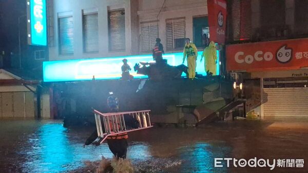 ▲鳳凰颱風暴雨灌宜蘭，蘇澳鎮中山路淹水，AAV7軍用兩棲車，搭配鋁梯以及橡皮艇，協助受困二樓的民眾脫困。（圖／蘇澳鎮公所提供）
