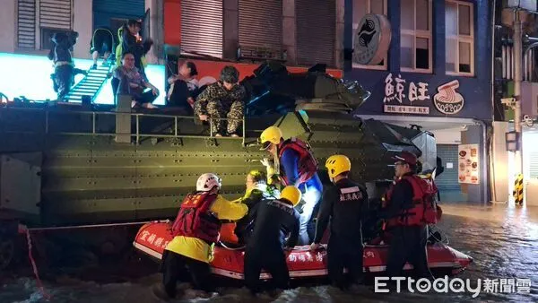 ▲鳳凰颱風暴雨灌宜蘭，蘇澳鎮中山路淹水，AAV7軍用兩棲車，搭配鋁梯以及橡皮艇，協助受困二樓的民眾脫困。（圖／蘇澳鎮公所提供）