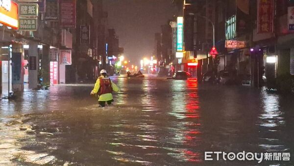 ▲▼蘇澳鎮中山路成了一片汪洋。（圖／蘇澳鎮公所）
