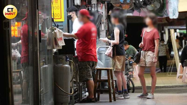 馮晨軒繞到附近的小吃店視察。（圖／本刊攝影組）