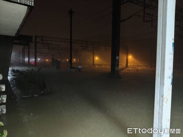 ▲▼蘇澳新站淹水，月台跟水面齊高，宛如神隱少女場景。（圖／讀者提供，請勿隨意翻拍，以免侵權。）