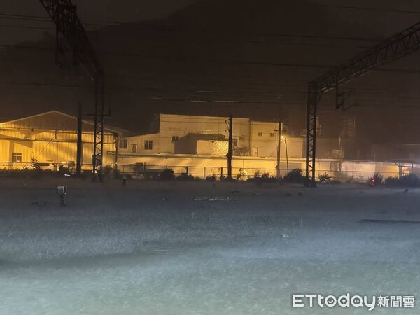 ▲▼蘇澳新站淹水，月台跟水面齊高，宛如神隱少女場景。（圖／讀者提供，請勿隨意翻拍，以免侵權。）