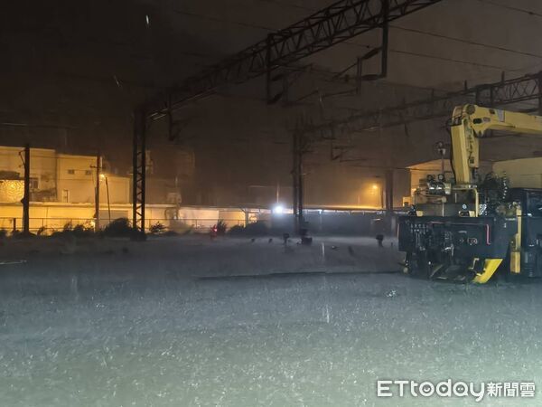 ▲▼蘇澳新站淹水，月台跟水面齊高，宛如神隱少女場景。（圖／讀者提供，請勿隨意翻拍，以免侵權。）