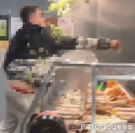 ▲▼無業男子肚子餓討不到飯吃，當場怒翻整桌菜盤，還毆傷4人。（圖／民眾提供，下同）