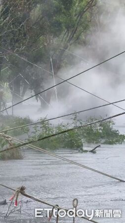 ▲▼      萬丹泥火山4噴口泥漿滾滾       。（圖／屏東縣議員許展維提供）
