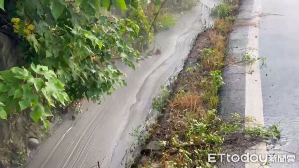 ▲▼      萬丹泥火山4噴口泥漿滾滾       。（圖／屏東縣議員許展維提供）