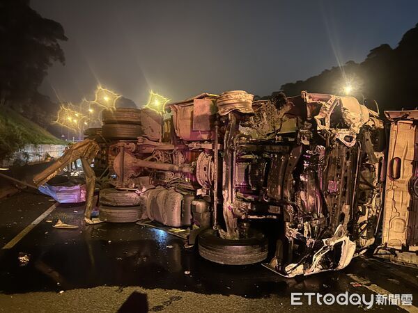 ▲國道1號苗栗三義交流道，今凌晨發生物流貨櫃車翻覆事故，交通受阻1小時。（圖／記者楊永盛翻攝）