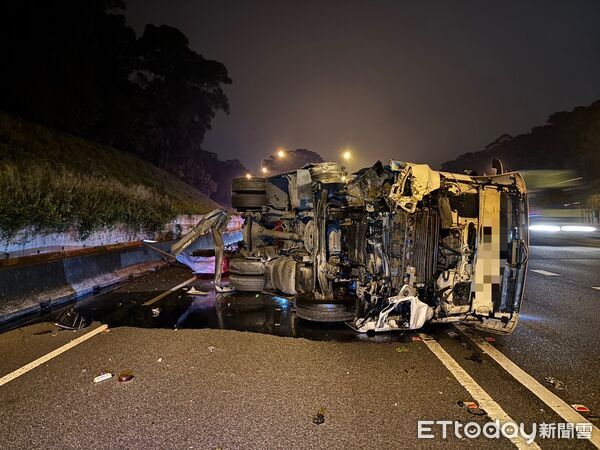 ▲國道1號苗栗三義交流道，今凌晨發生物流貨櫃車翻覆事故，交通受阻1小時。（圖／記者楊永盛翻攝）