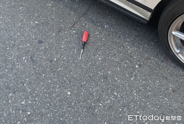 ▲▼黃嫌在逮捕過程中不但拒不配合，更持螺絲起子作勢攻擊，最後遭警方壓制逮捕。（圖／記者吳世龍翻攝）