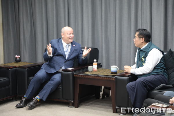 ▲福泰飯店拜會市長黃偉哲，說明與希爾頓集團合作引進「Signia by Hilton」計畫。（記者林東良翻攝，下同）