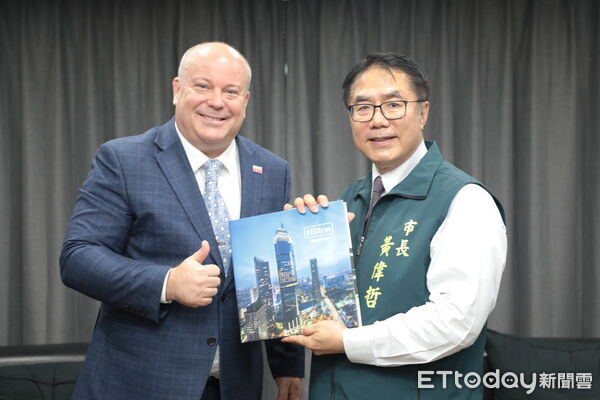 ▲福泰飯店拜會市長黃偉哲，說明與希爾頓集團合作引進「Signia by Hilton」計畫。（記者林東良翻攝，下同）