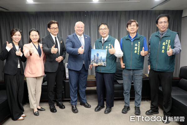 ▲福泰飯店拜會市長黃偉哲，說明與希爾頓集團合作引進「Signia by Hilton」計畫。（記者林東良翻攝，下同）