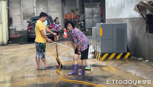 ▲▼             宜蘭南方澳昨夜嚴重淹水，今早馬路留下一片泥濘，居民捲袖清掃家裡。（圖／記者黃彥傑翻攝，下同）