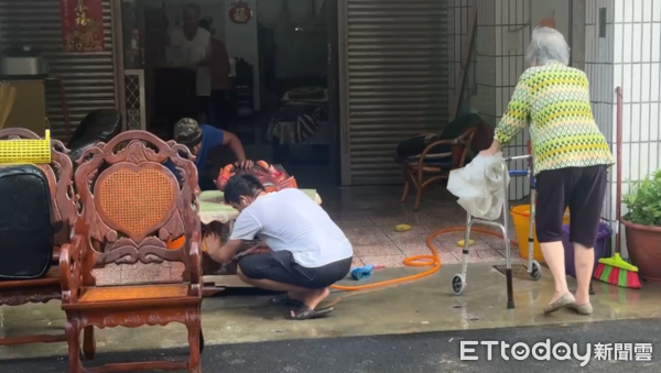 ▲▼             宜蘭南方澳昨夜嚴重淹水，今早馬路留下一片泥濘，居民捲袖清掃家裡。（圖／記者黃彥傑翻攝，下同）