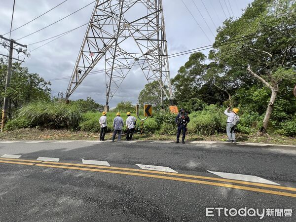 ▲虎頭山男子吊掛電塔上，已明顯死亡。（圖／記者沈繼昌翻攝）